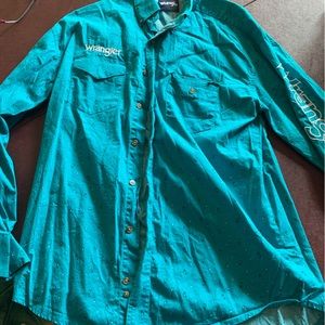 Wrangler button down size Medium cotton shirt